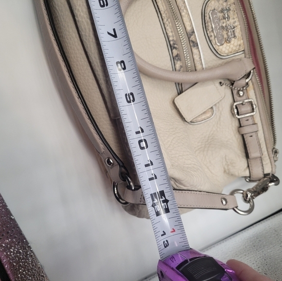 Coach signature leather handbag with hang tags - Picture 7 of 14